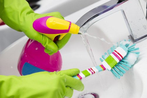 Professional carpet cleaner in Docklands restoring a home carpet